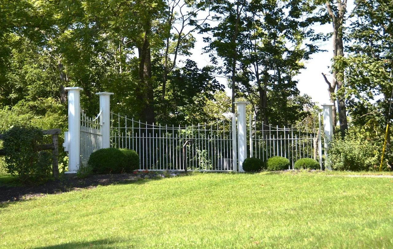 Driveway gate and operator in Lincoln, NE